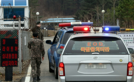 13일 오전 폭발 사고가 발생한 울산시 북구 신현동의 한 군부대 안으로 폭발물 처리반이 들어가고 있다. 이날 사고로 장병 23명이 다친 것으로 알려졌다.